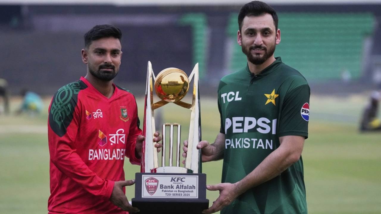 Bangladesh captain Litton Das and Pakistan captain Salman Ali Agha pose with the trophy, Pakistan vs Bangladesh, Lahore, May 27, 2025