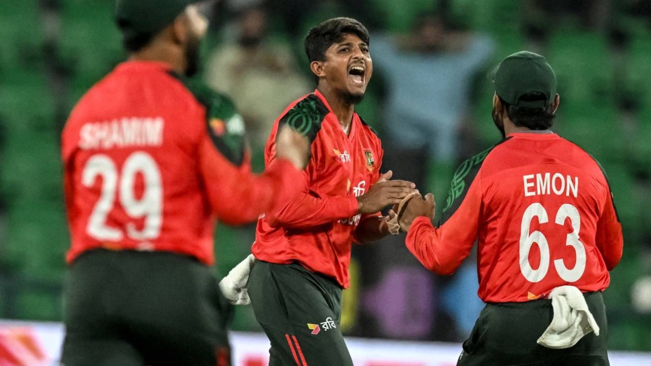 Mahedi Hasan celebrates with his team-mates after dismissing Saim Ayub, Pakistan vs Bangladesh, 1st T20I, Lahore, May 28, 2025