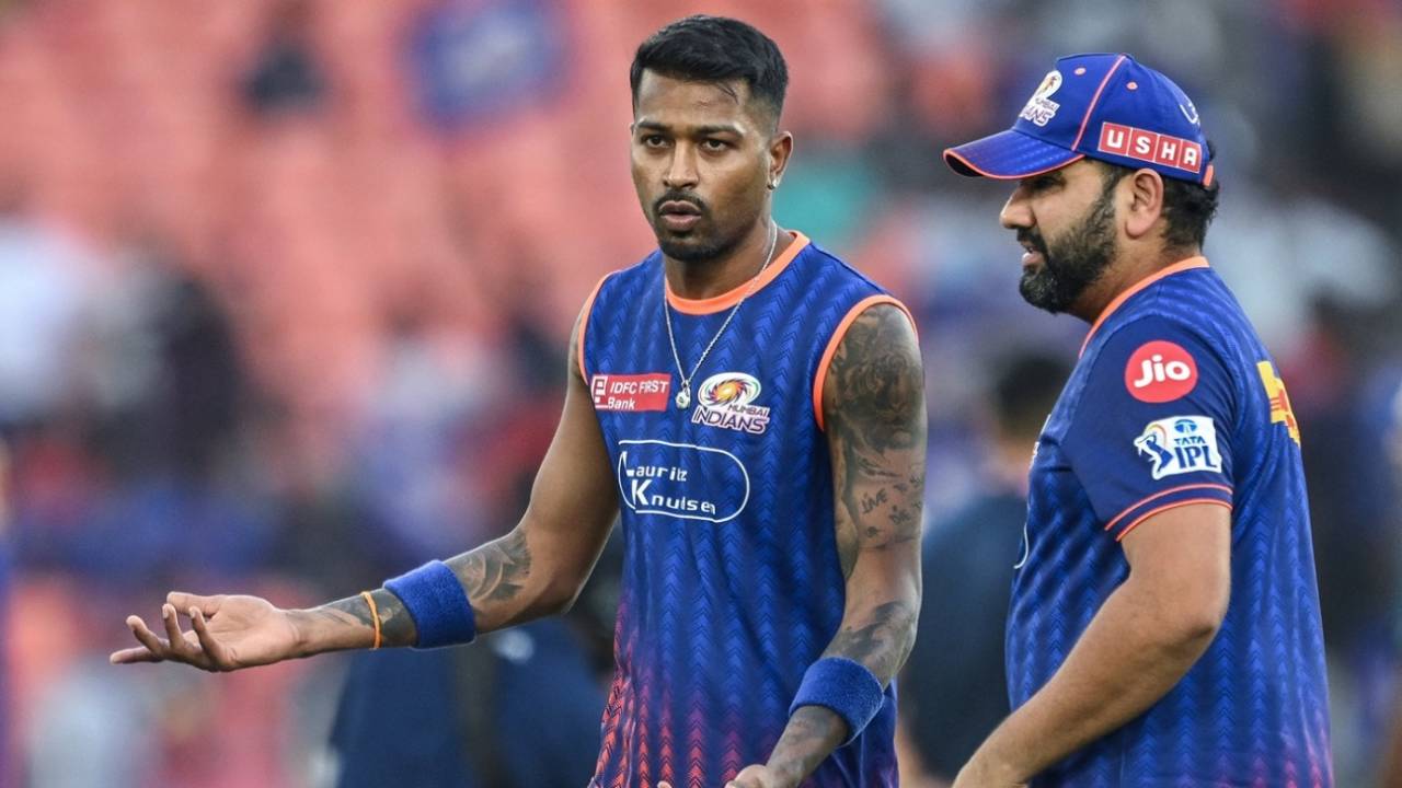 Hardik Pandya has a chat with Rohit Sharma, Punjab Kings vs Mumbai Indians, IPL 2025, Qualifier 2, Ahmedabad, June 1, 2025