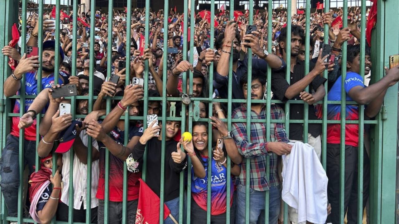 RCB fans turned up in big numbers to get a piece of the players, Bengaluru, June 4, 2025