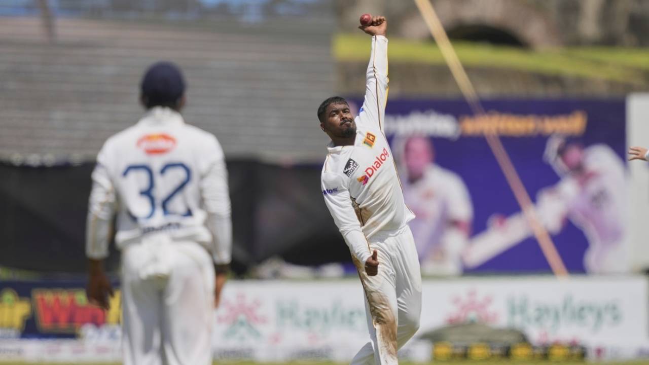 After 15.5 overs of offspin, Tharindu Rathnayake bowled his first left-arm spin in Test cricket, Sri Lanka vs Bangladesh, 1st Test, Galle, first day, June 17, 2025
