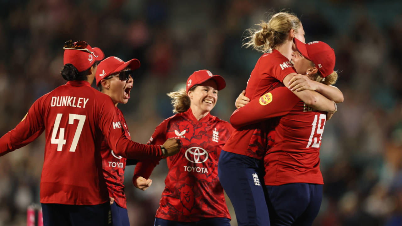 England celebrate after Lauren Bell closed out the third T20I, England vs India, 3rd women's T20I, The Oval, July 4, 2025