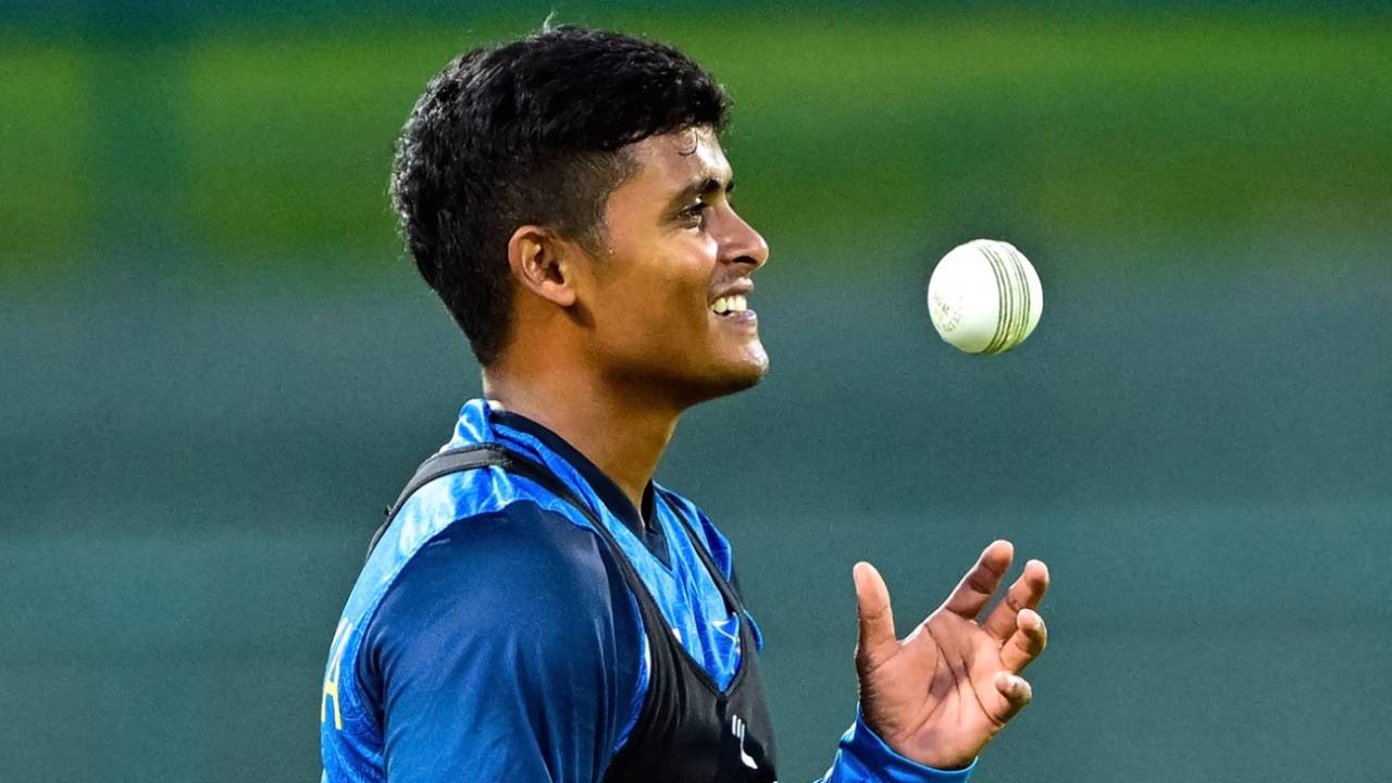 Jaffrey Vandersay prepares to bowl at training, Pallekele, July 7, 2025