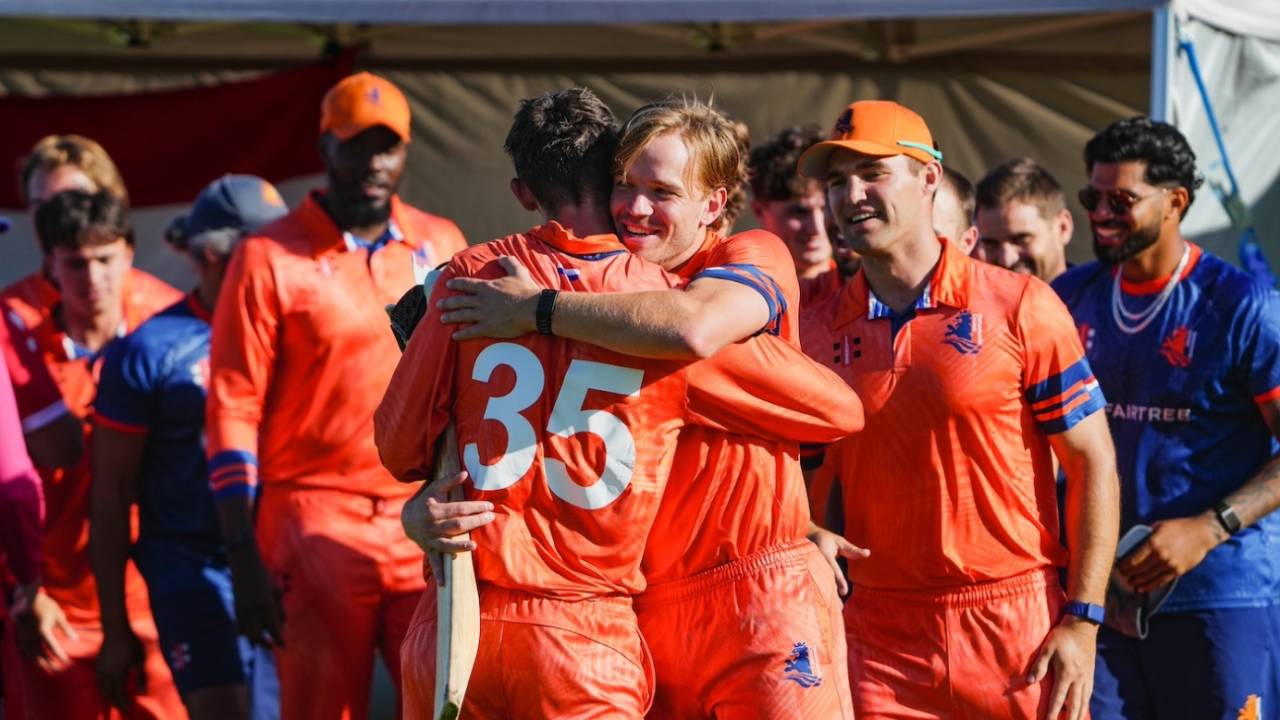 Bas de Leeded welcomes Scott Edwards back after the game, Italy vs Netherlands, ICC Men's T20 World Cup Europe Region Final, The Hague, July 11, 2025