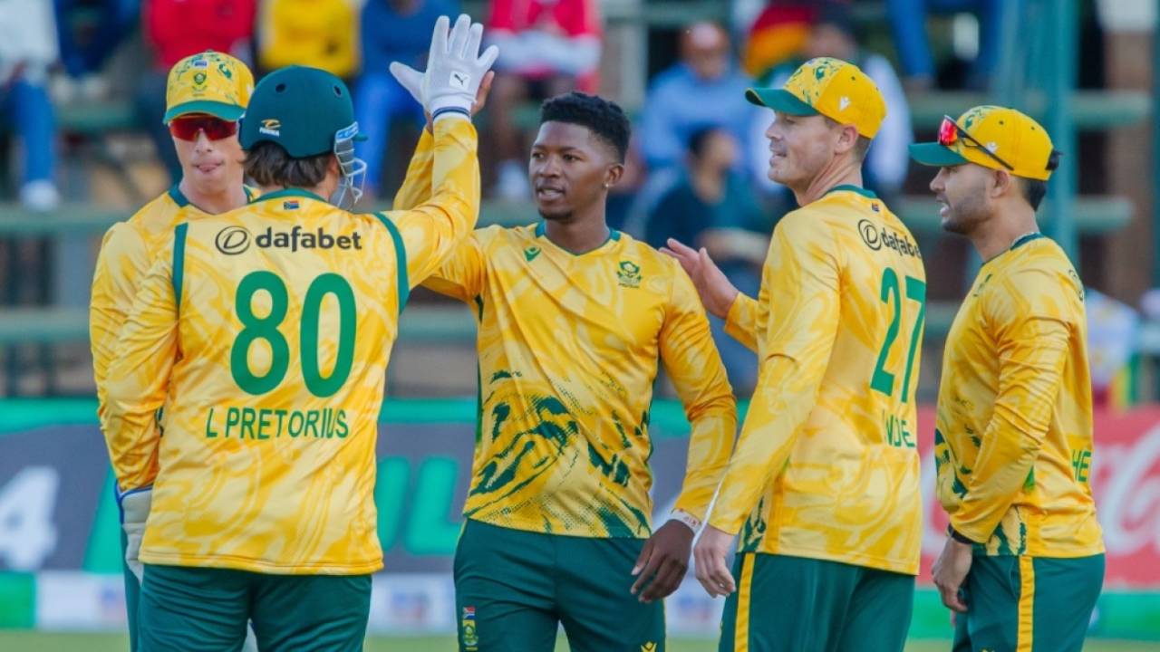 Nqabayomzi Peter celebrates with his team-mates after dismissing Clive Madande, Zimbabwe vs South Africa, Harare, T20I tri-series, July 14, 2025