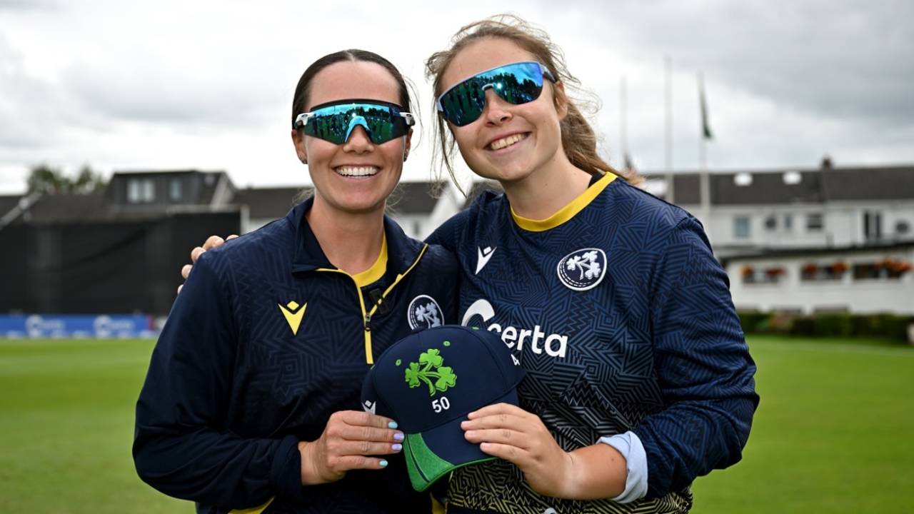 Laura Delany presents Cara Murray her 50th T20I cap, Ireland vs Zimbabwe, 2nd women's T20I, Dublin, July 22, 2025