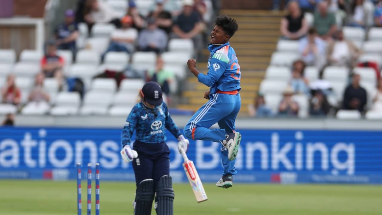 Kranti Goud made a mess of Tammy Beaumont's stumps, England vs India, 3rd women's ODI, Durham, July 22, 2025
