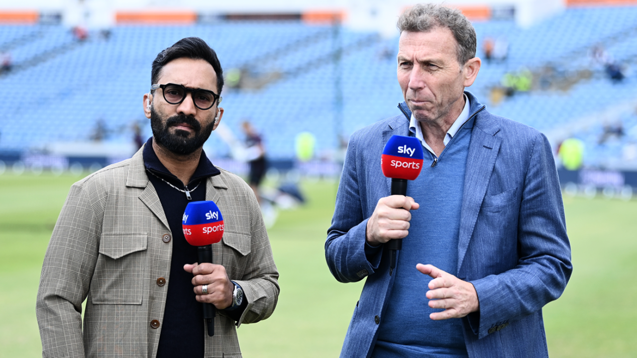 Commentators Dinesh Karthik and Mike Atherton have a chat, England vs India, 1st Test, Leeds, 5th day, June 24, 2025