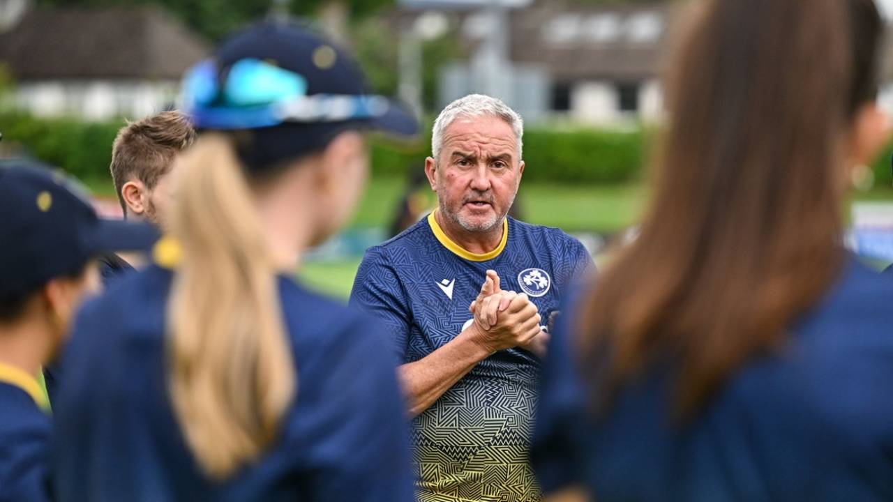 Head coach Llyod Tennant addresses the Ireland team, Ireland vs Zimbabwe, 2nd women's T20I, Dublin, July 22, 2025