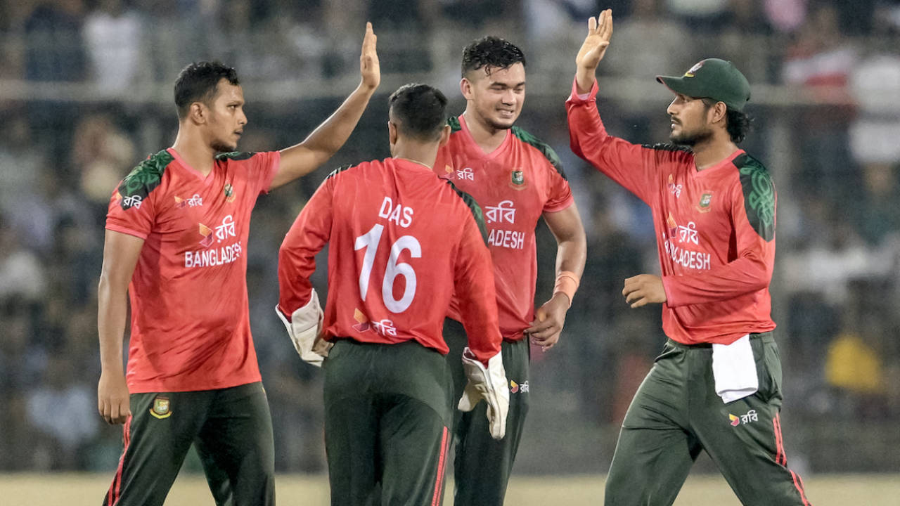 Taskin Ahmed and Mohammad Saifuddin struck late in the middle overs, Bangladesh vs Pakistan, 3rd T20I, Mirpur, July 24, 2025