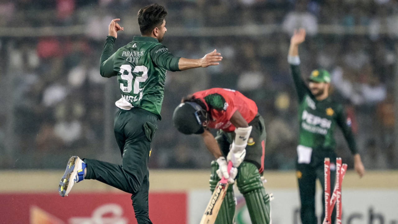 Salman Mirza rattled Jaker Ali's stumps, Bangladesh vs Pakistan, 3rd T20I, Mirpur, July 24, 2025
