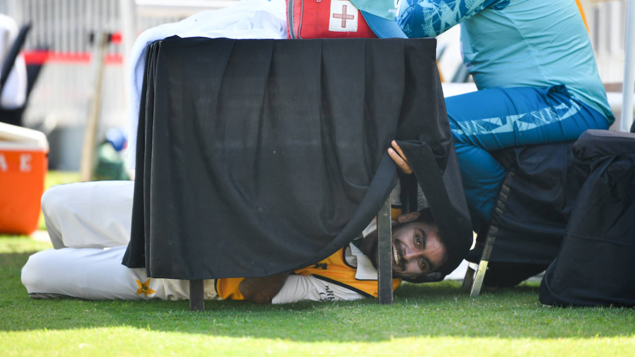 Mehran Mumtaz tries to find a bit of shade under a table, Pakistan vs England, 3rd Test, Rawalpindi, 2nd day, October 25, 2024