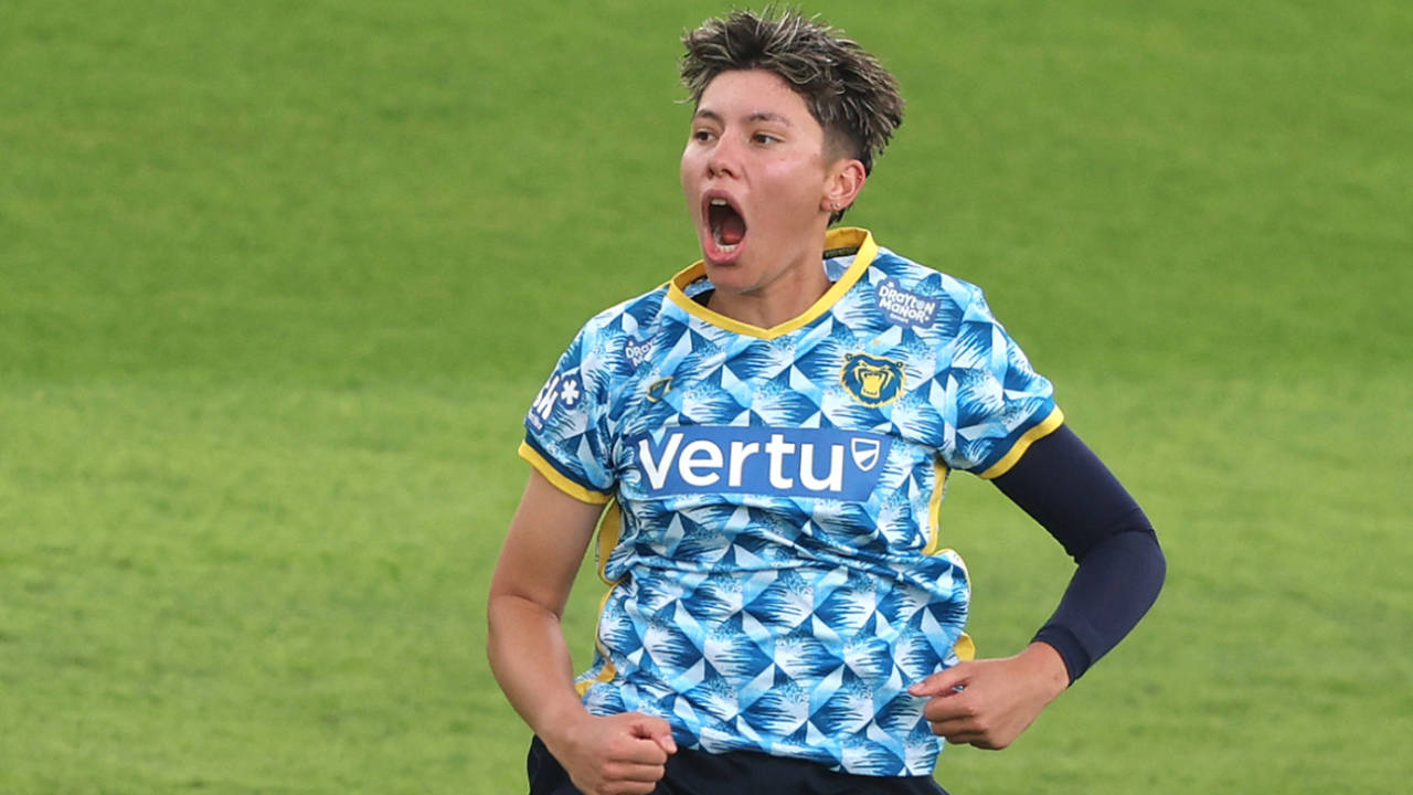 Issy Wong struck twice in as many balls in her opening over, The Blaze vs Warwickshire, Women's T20 Blast eliminator, The Oval, July 27, 2025