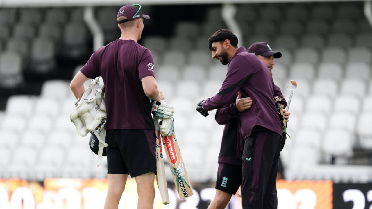 Shoaib Bashir, who has been ruled out of the series, met Brendon McCullum ahead of the final Test, England vs India, 5th Test, The Oval, London, July 30, 2025