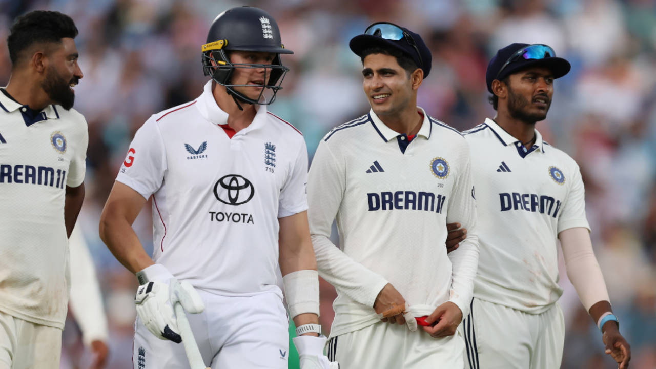 Mohammad Siraj, Jamie Smith and Shubman Gill discuss as bad light ends play early, England vs India, 5th Test, 4th Day, The Oval, August 3, 2025