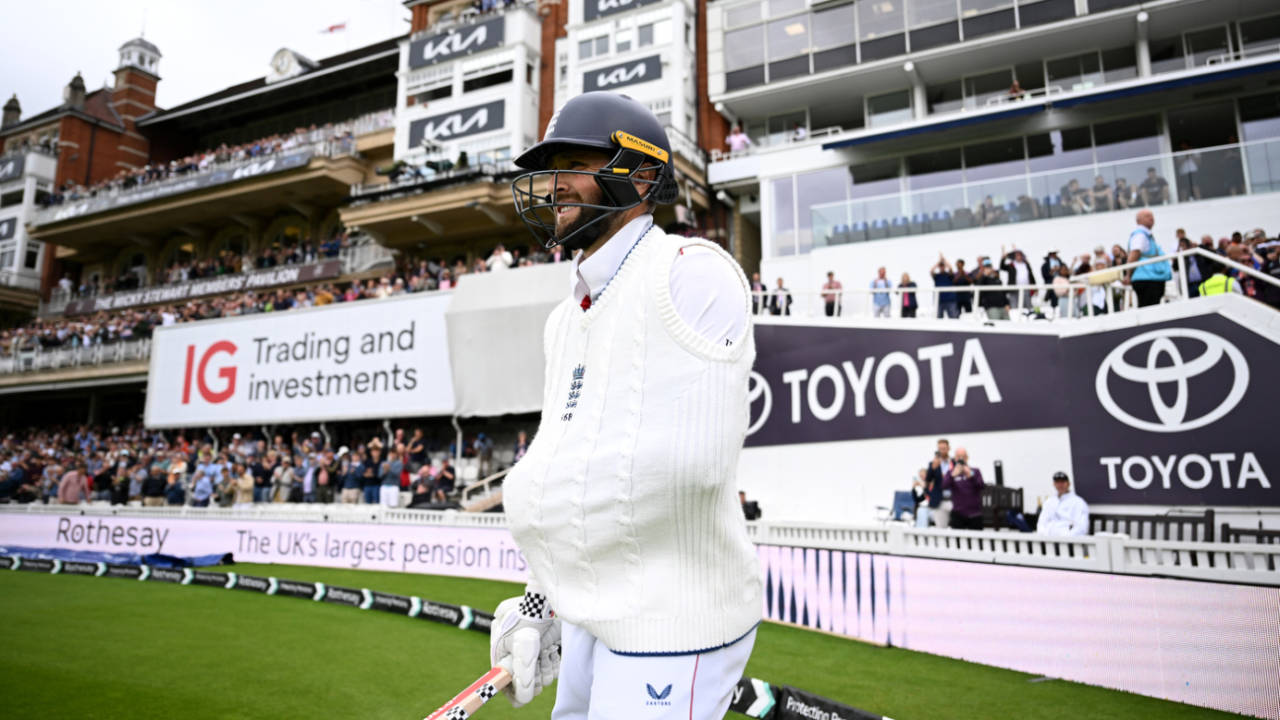 Chris Woakes walks out to bat with an arm in a sling, England vs India, 5th Test, 5th day, The Oval, August 4, 2025