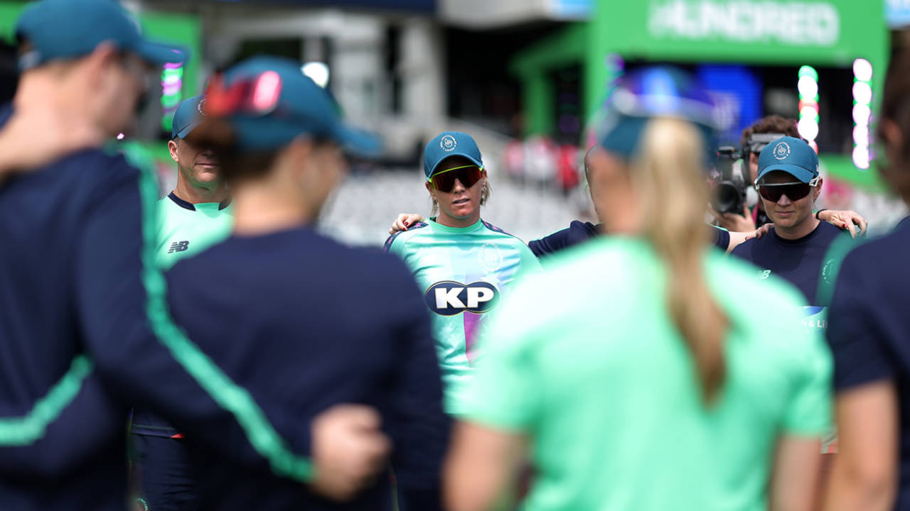 Lauren Winfield-Hill joins the Oval Invincibles huddle, London Spirit vs Oval Invincibles, Women's Hundred, Lord's, August 5, 2025