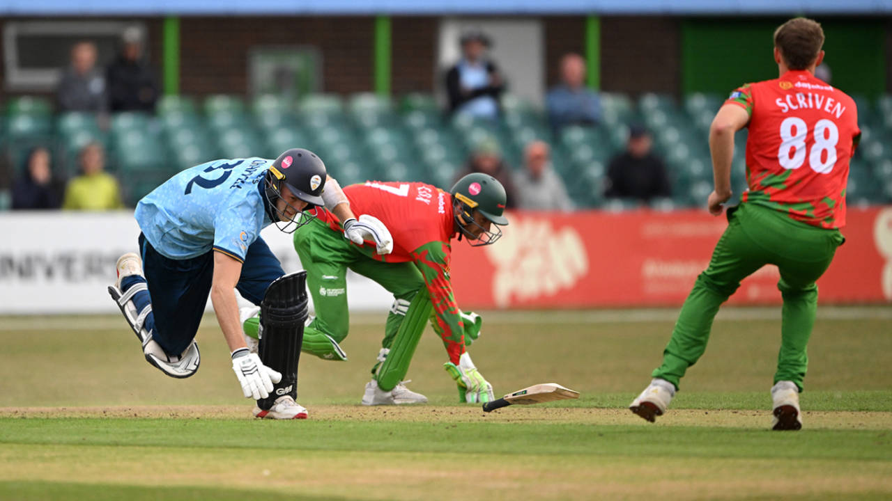 Zak Chappell tries - and fails - to scamper through for the winning run, Leicestershire vs Derbyshire, Grace Road, Metro Bank One-Day Cup, August 20, 2025