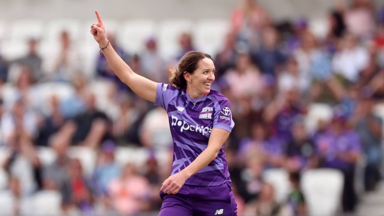 Kate Cross took two wickets and bowled a frugal spell, Northern Superchargers vs Oval Invincibles, Women's Hundred, Leeds, August 23, 2025