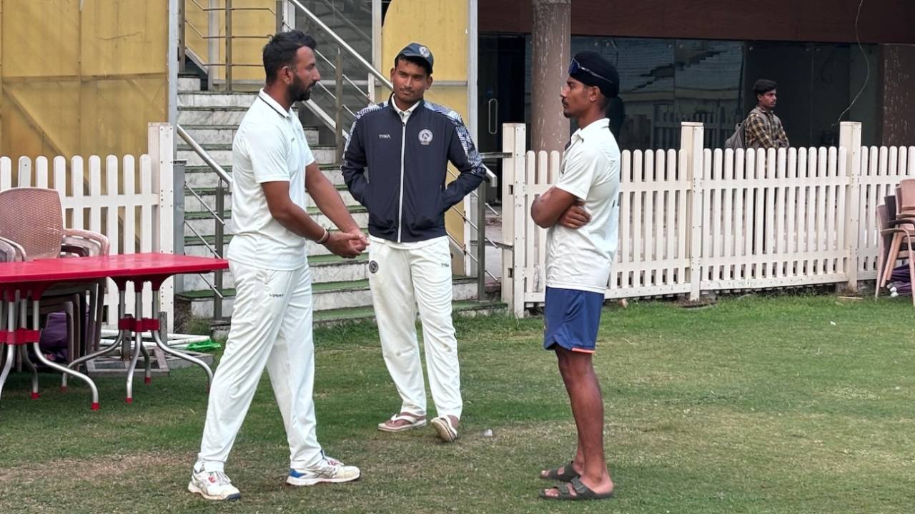 Cheteshwar Pujara speaks to Manishi and Sharandeep Singh, Jharkhand vs Saurashtra, Ranji Trophy, Ranchi, November 6-9, 2024