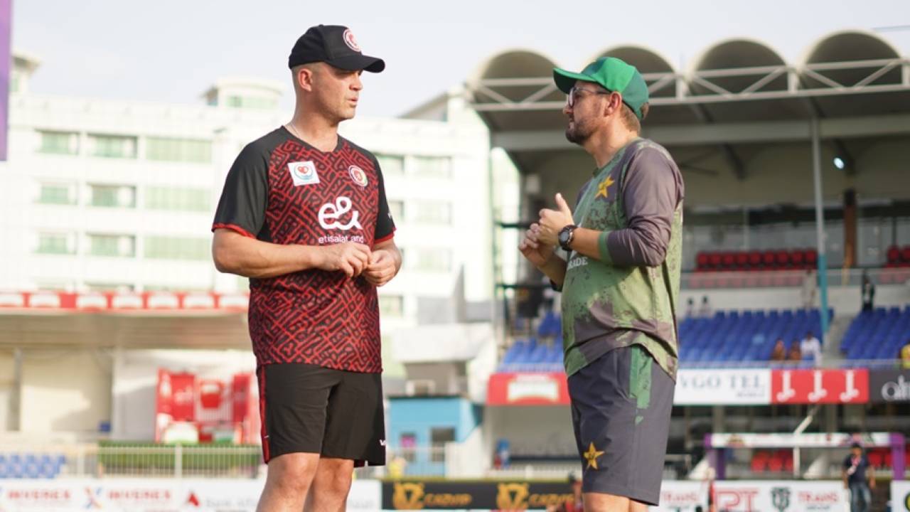 Head coaches Jonathan Trott and Mike Hesson exchange notes, Afghanistan vs Pakistan, UAE T20I tri-series, Sharjah, August 29, 2025