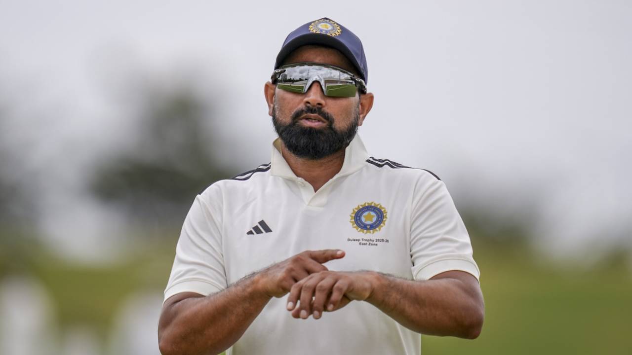 Mohammed Shami wants to know the time, East Zone vs North Zone, Duleep Trophy. quarter-final, Bengaluru, 3rd day, August 30, 2025