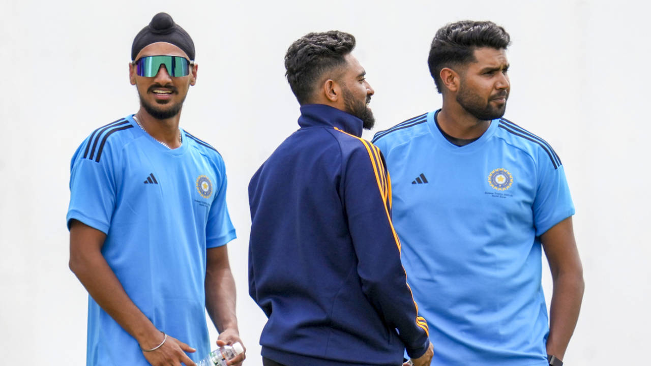 Arshdeep Singh, Mohammed Siraj, and Harshit Rana in conversation, North Zone vs East Zone, day 3, Bengaluru, August 30, 2025