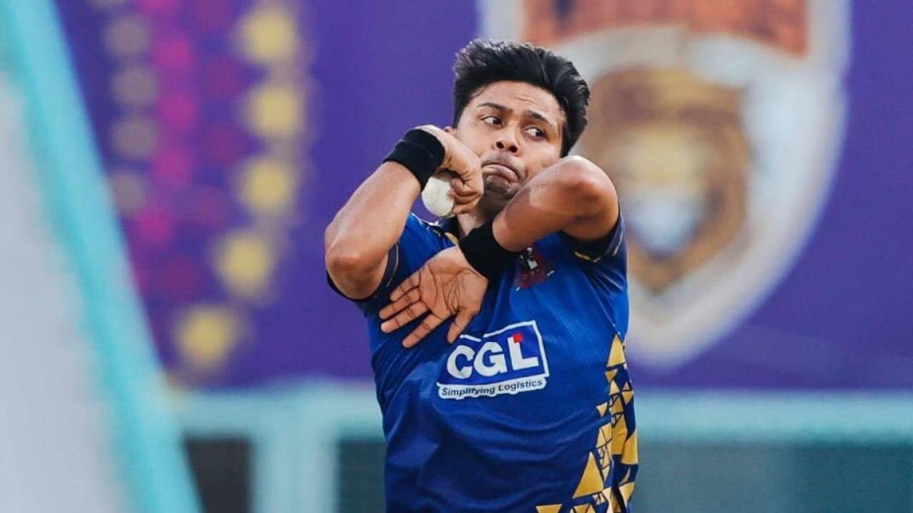 Zeeshan Ansari runs in to bowl, Lucknow, August 27, 2025