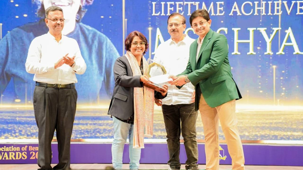 Shyama Shaw receives the lifetime achievement award from Snehasish Ganguly, Kolkata, August 31, 2025