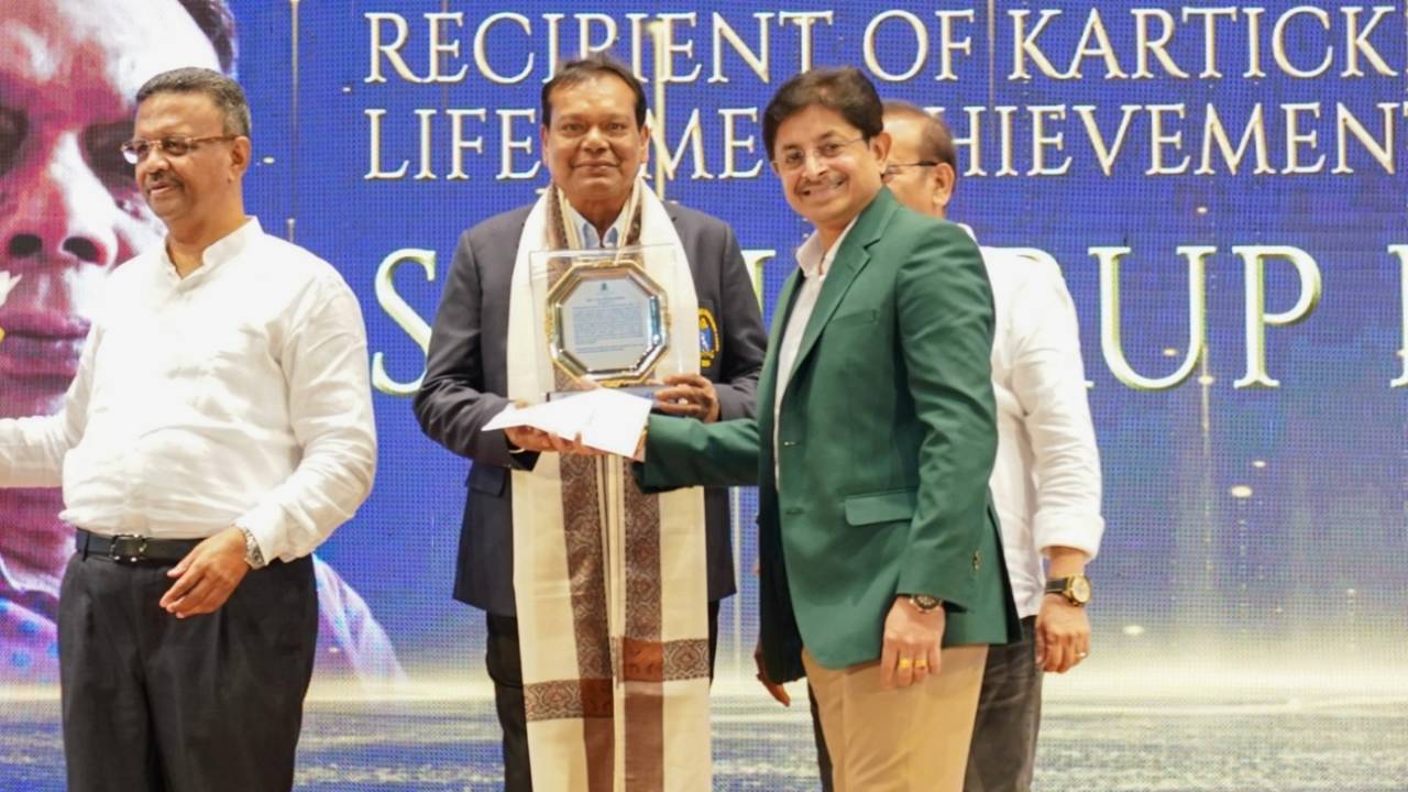 Arup Bhattacharya receives the lifetime achievement award from Snehasish Ganguly, Kolkata, August 31, 2025