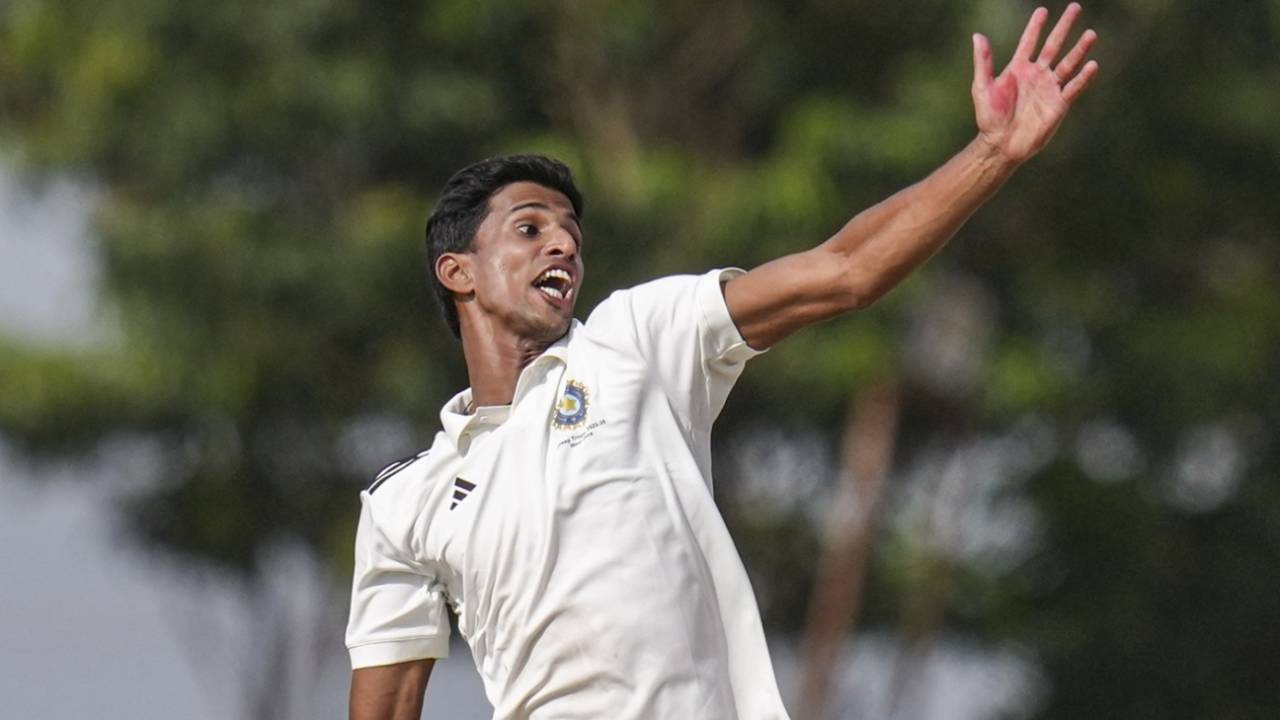 Tanush Kotian in his delivery stride, Central Zone vs West Zone, Duleep Trophy semi-final, 2nd day, Bengaluru, September 5, 2025