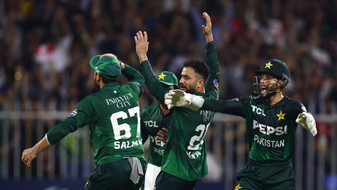 Mohammad Nawaz celebrates with team-mates after sending back Darwish Rasooli, Afghanistan vs Pakistan, final, UAE T20 tri-series, Sharjah, September 7, 2025