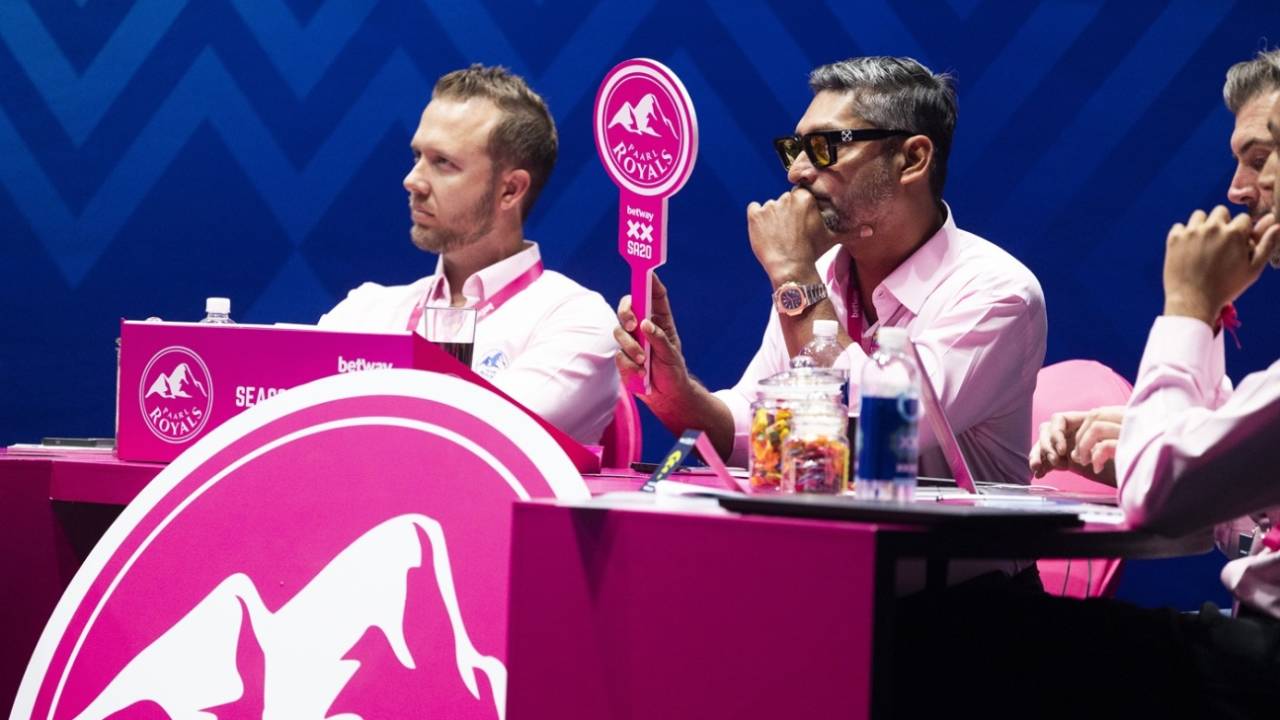 Kumar Sangakkara raises the paddle for Paarl Royals, Johannesburg, September 9, 2025