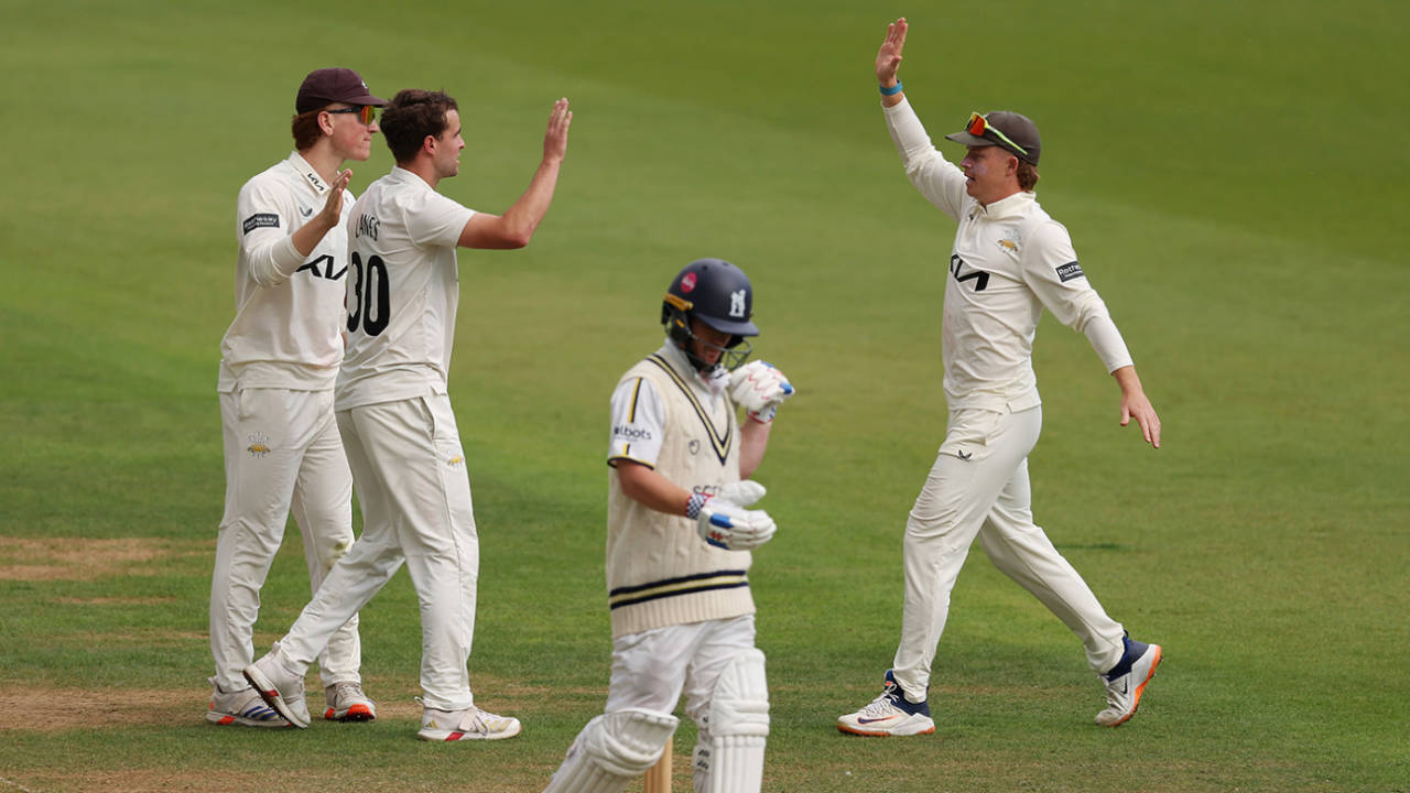 Tom Lawes picked up his fifth wicket of the match by dismissing Alex Davies, Surrey vs Warwickshire, County Championship, The Oval, September 11, 2025