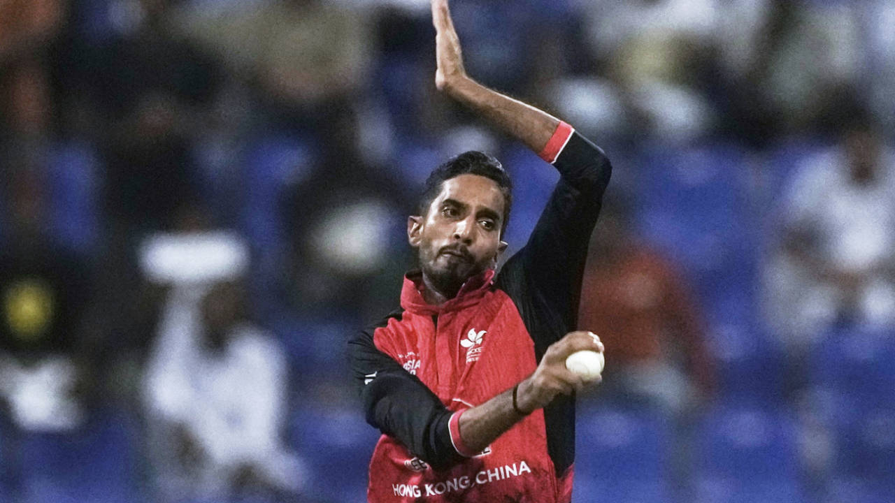 Ateeq Iqbal runs in to bowl a delivery, Bangladesh vs Hong Hong, Men's T20 Asia Cup, Abu Dhabi, September 11, 2025