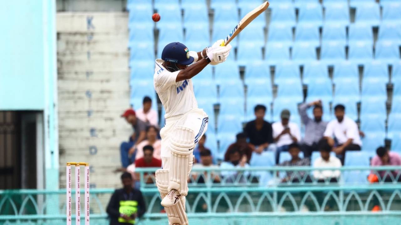 Abhimanyu Easwaran gets the short-ball treatment, India A vs Australia A, 1st unofficial Test, Lucknow, 2nd day, September 17, 2025