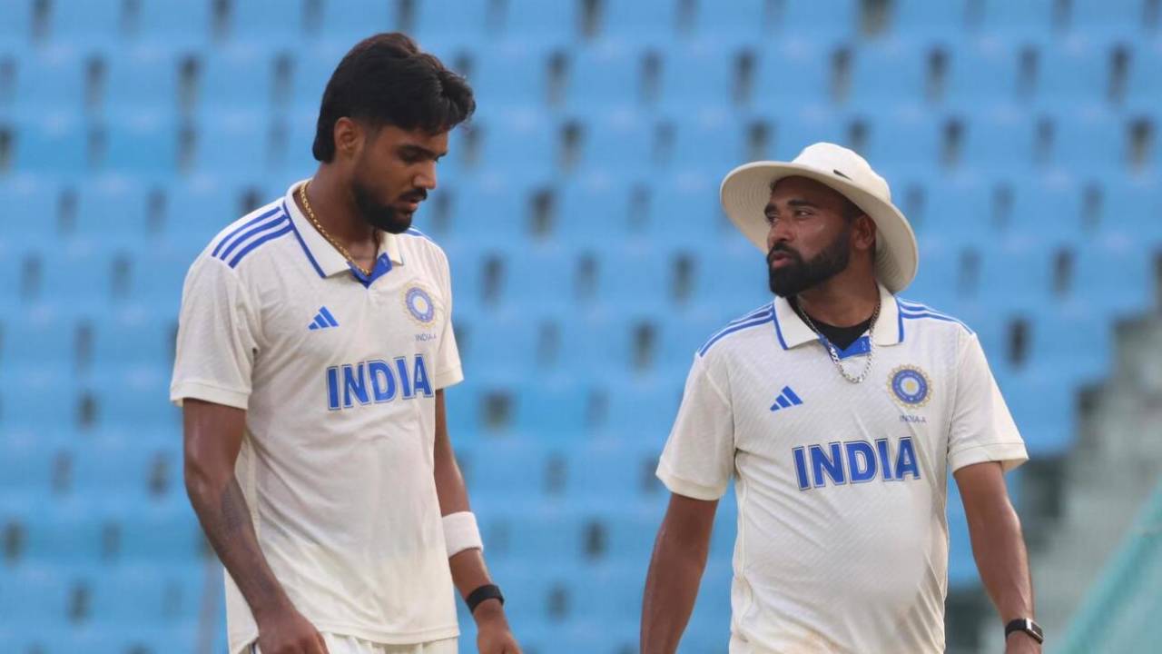 Gurnoor Brar and Mohammed Siraj consult each other in the middle, India A vs Australia A, 2nd unofficial Test, 2nd day, Lucknow, September 24, 2025
