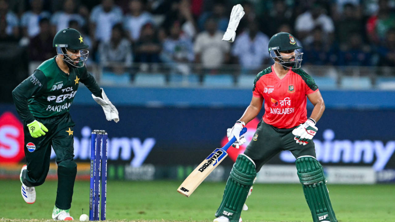 Mohammad Haris pops out his glove to gather the ball, Bangladesh vs Pakistan, Men's T20 Asia Cup, Dubai, September 25, 2025