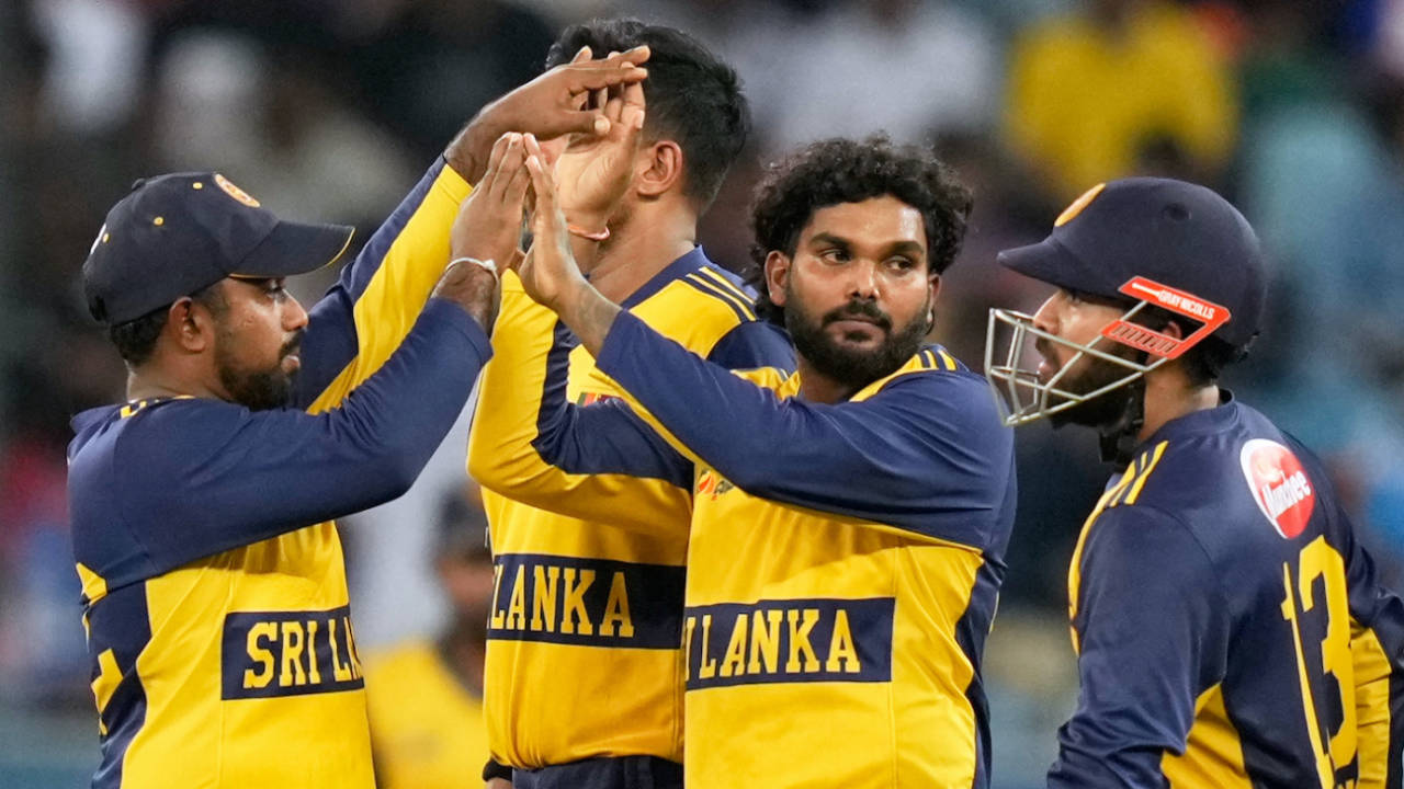Wanindu Hasaranga started the middle overs with a wicket, India vs Sri Lanka, Men's T20 Asia Cup, Dubai, September 26, 2025