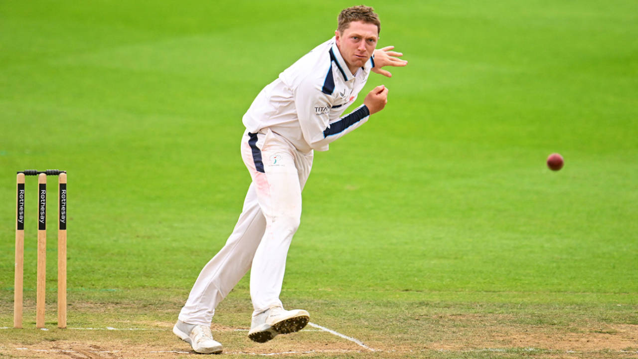 Dom Bess lets the ball go, Somerset vs Yorkshire, County Championship, Taunton, September 10, 2025