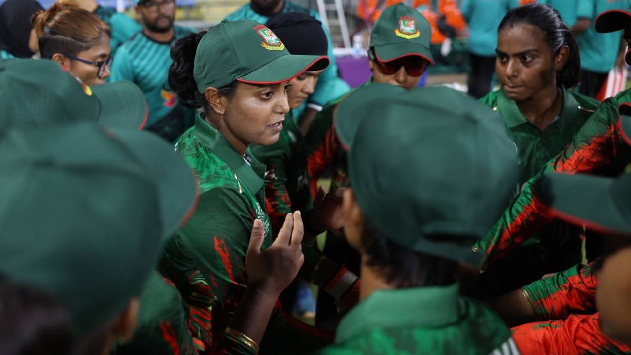Nigar Sultana gives a pep talk, Bangladesh vs Sri Lanka, Women's ODI World Cup warm-up, Colombo, September 27, 2025