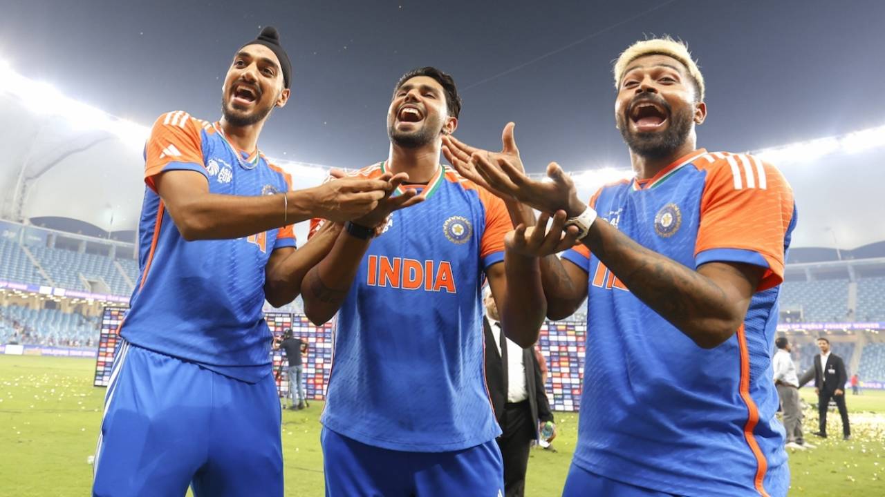 Arshdeep Singh, Harshit Rana and Hardik Pandya hold up an imaginary trophy, India vs Pakistan, Asia Cup final, Dubai, September 28, 2025