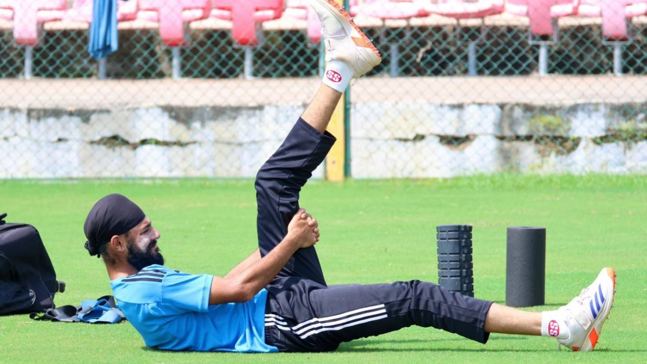 Gurjapneet Singh warms up, India A vs Australia A, 2nd unofficial Test, 4th day, Lucknow, September 26, 2025