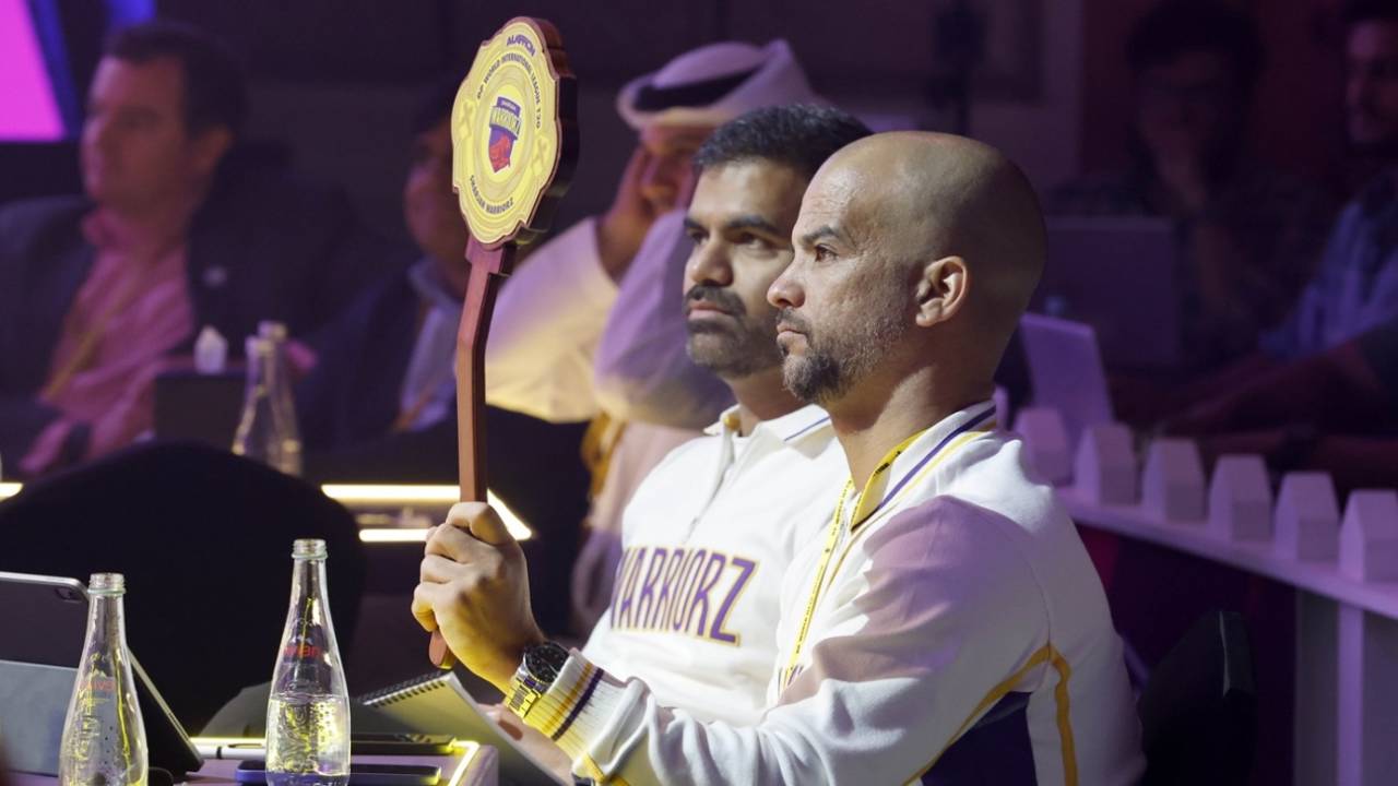 JP Duminy raises the paddle for Sharjah Warriorz, Dubai, October 1, 2025