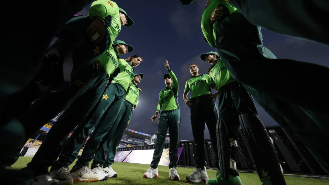 Fatima Sana speaks in a huddle, Bangladesh vs Pakistan, Women's ODI World Cup, Colombo, October 2, 2025