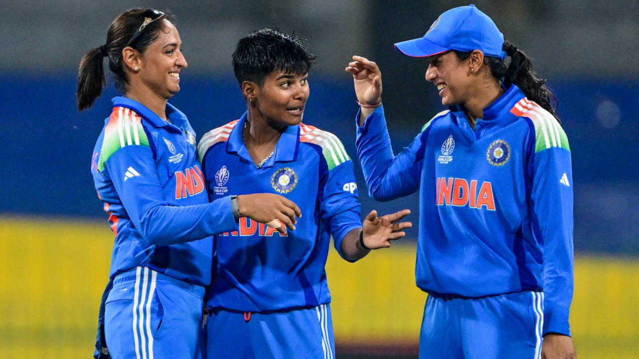 Kranti Goud celebrates with Smriti Mandhana and Harmanpreet Kaur after she got Aliya Riaz, India vs Pakistan, Women's ODI World Cup, Colombo, October 5, 2025