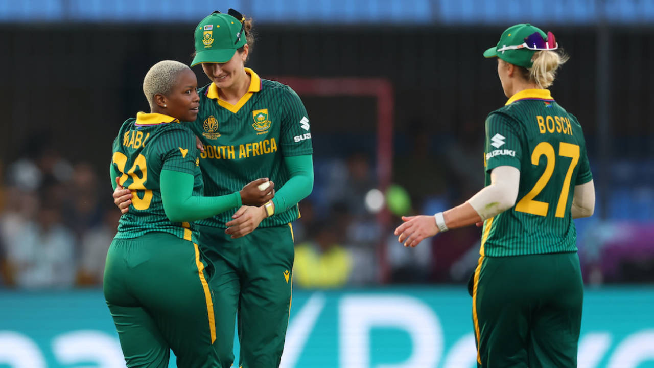 Nonkululeko Mlaba and Laura Wolvaardt celebrate Brooke Halliday's wicket, New Zealand vs South Africa, Women's ODI World Cup, Indore, October 6, 2025