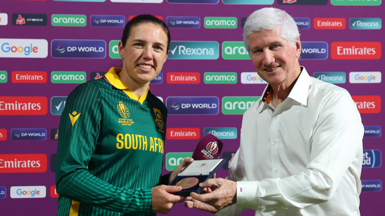 Alan Wilkins hands Tazmin Brits the player-of-the-match award, New Zealand vs South Africa, Women's ODI World Cup, Indore, October 6, 2025