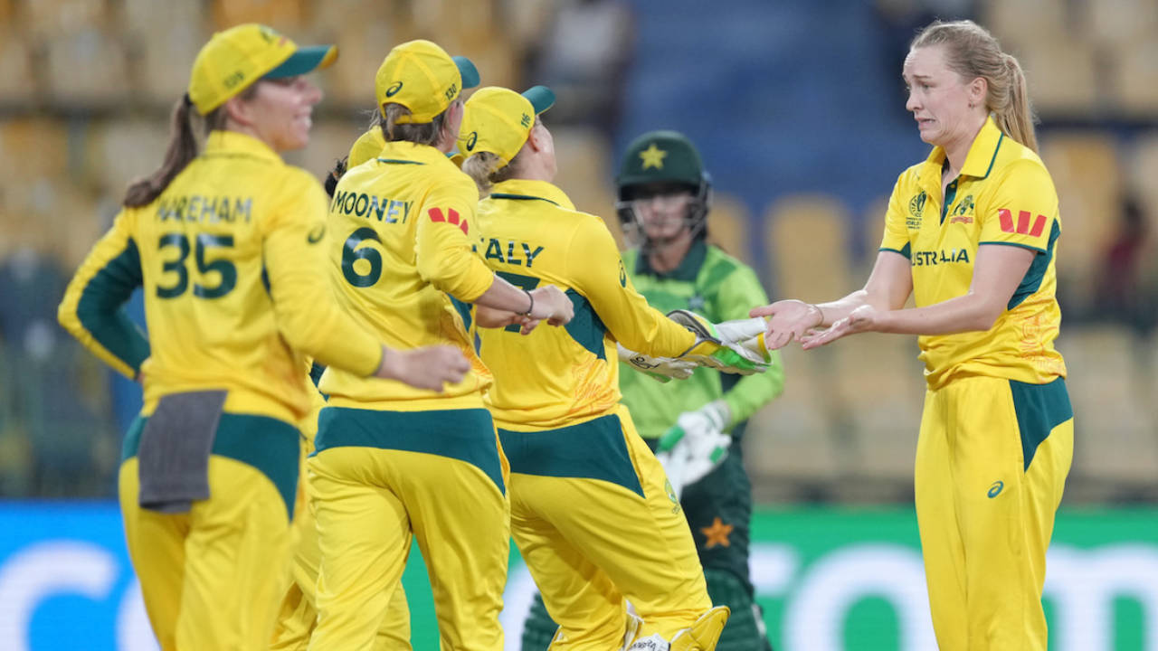 Kim Garth was almost apologetic after getting Sadaf Shamas with help from Alyssa Healy's review, Australia vs Pakistan, Women's ODI World Cup, Colombo, October 8, 2025