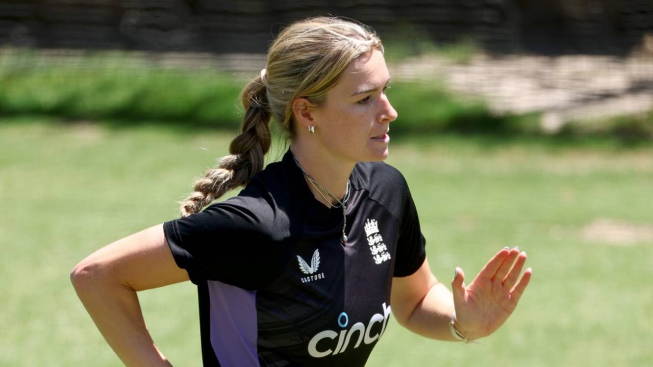 Lauren Bell runs in to bowl at the nets, Women's Ashes, Melbourne, January 28, 2025